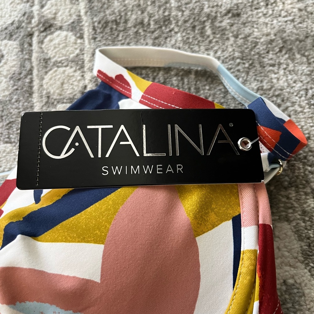 Catalina Women's Standard Twist Front Underwire Bikini Top
Size M - Picture 3 of 3